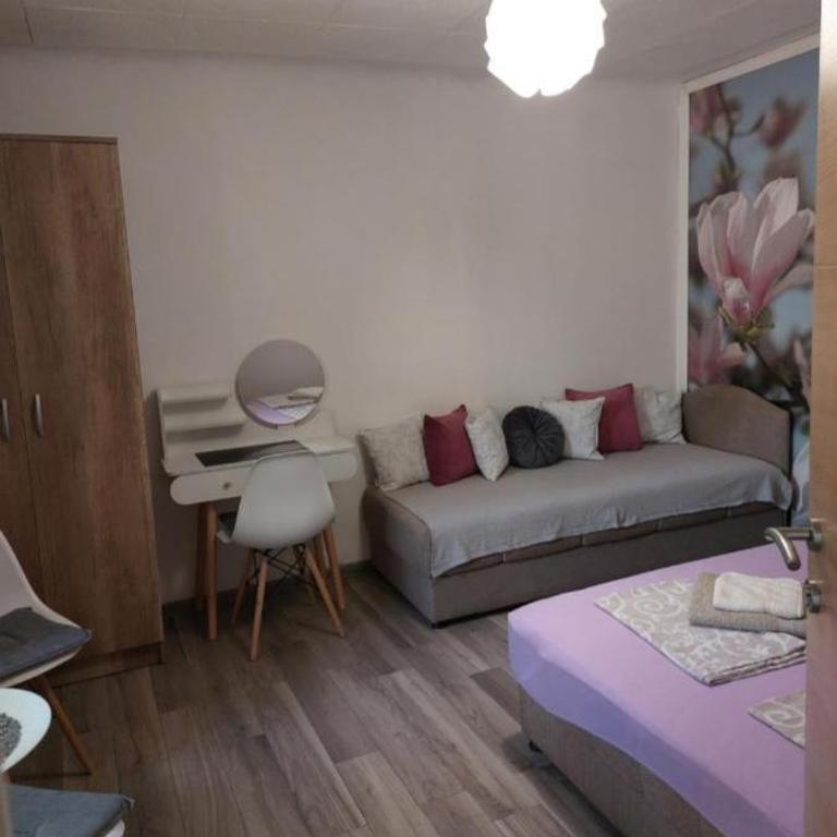 Vicky Apartments - Triple Room with Shared Bathroom - 9