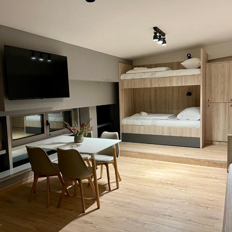 Borsa Rooms - Family Room with Shared Bathroom - 9