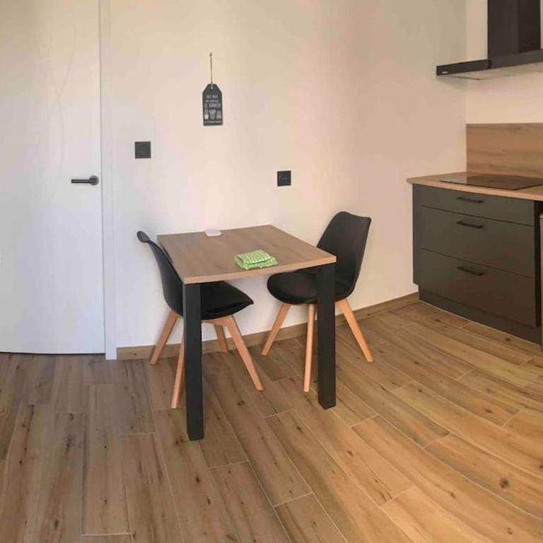La Pomme de Pin - T1 Calme et Central - Meublé de Tourisme classé 2 étoiles - One-Bedroom Apartment - 12