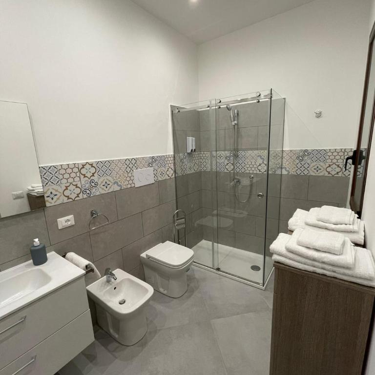 Baron’s Suites - Double Room with Private Bathroom - 6