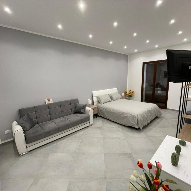 Baron’s Suites - Triple Room with Private Bathroom - 5