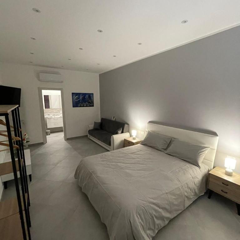 Baron’s Suites - Triple Room with Private Bathroom - 8