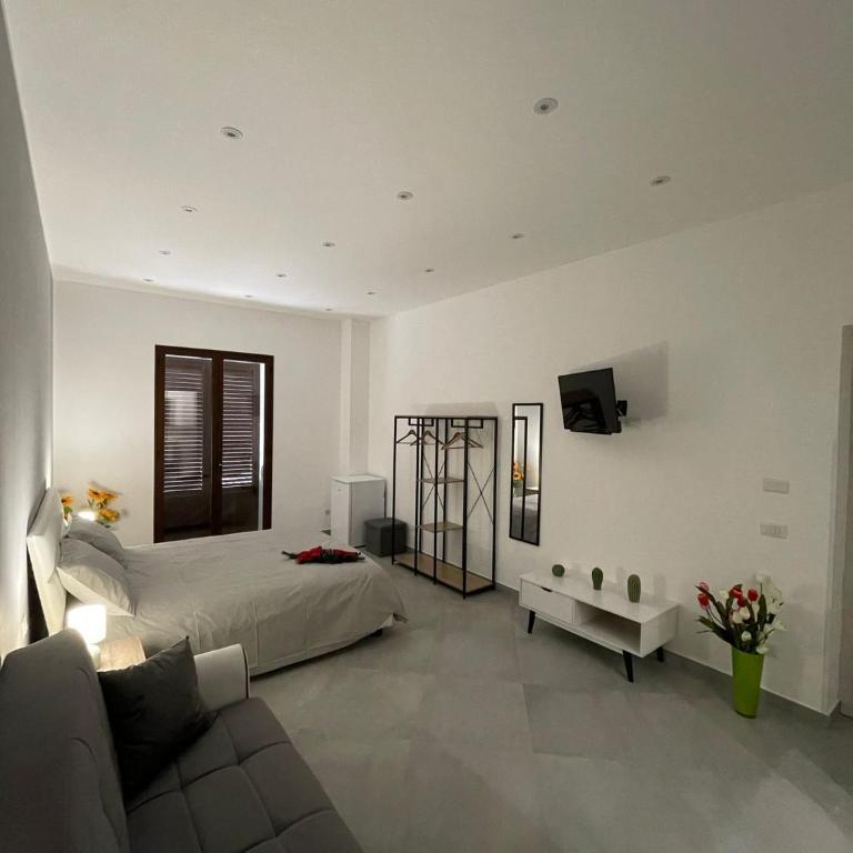 Baron’s Suites - Triple Room with Private Bathroom - 9