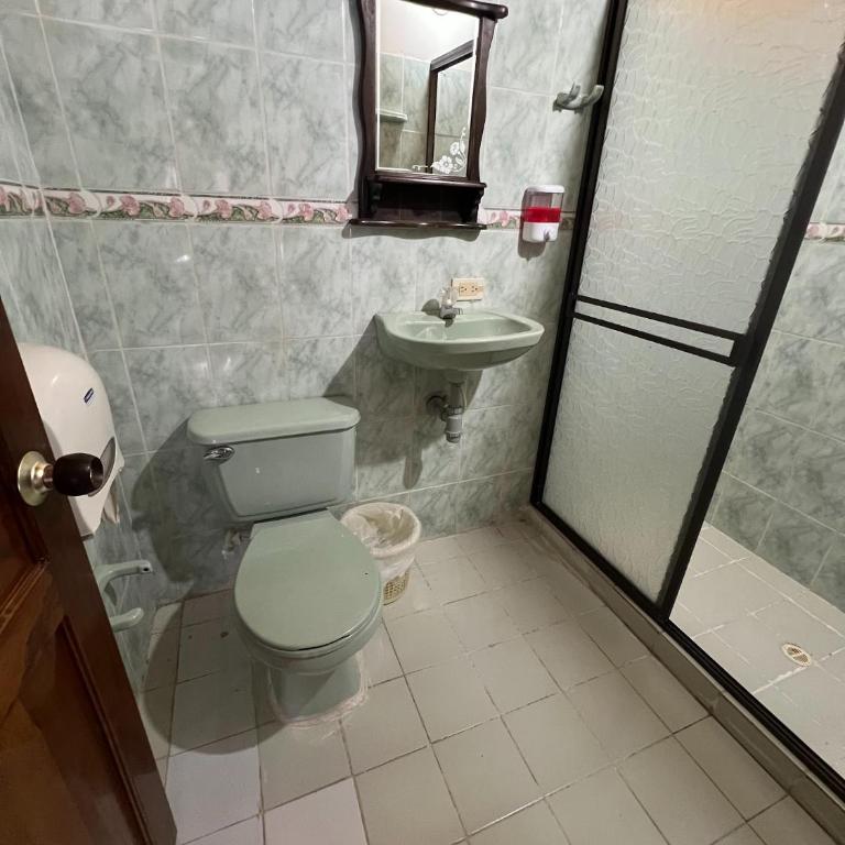 Villa Alejandra Del Quindio - Habitación Familiar con baño privado - 5