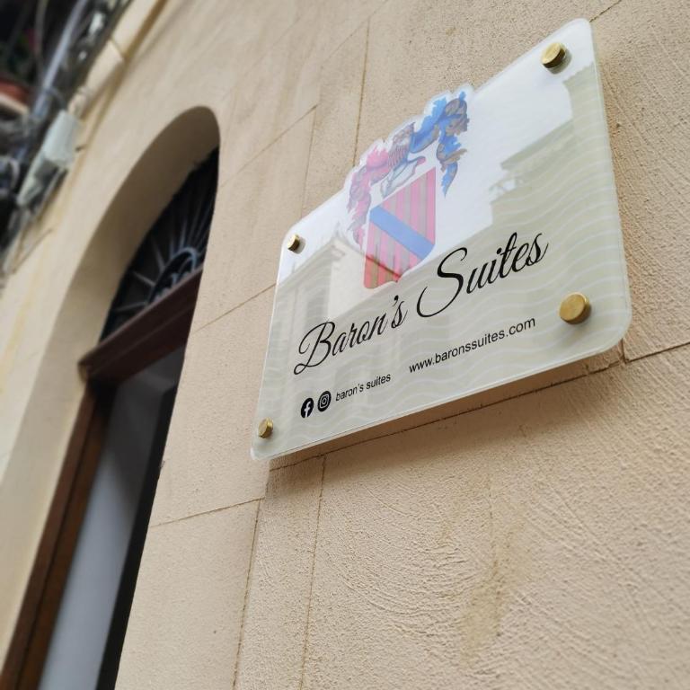 Baron’s Suites - Double Room with Private Bathroom - 1