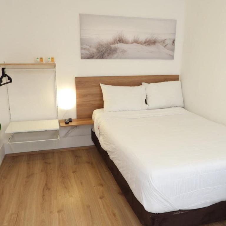 Singular Antara - Double Room with Shared Bathroom - 3
