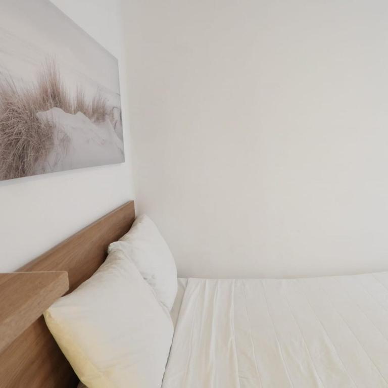 Singular Antara - Double Room with Shared Bathroom - 1
