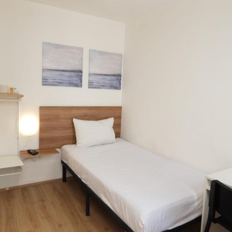 Singular Antara - Single Room with Shared Bathroom - 1
