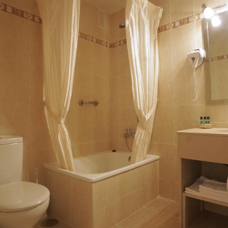 Hotel Goartín - Habitación Doble con balcón - 1 o 2 camas - 4