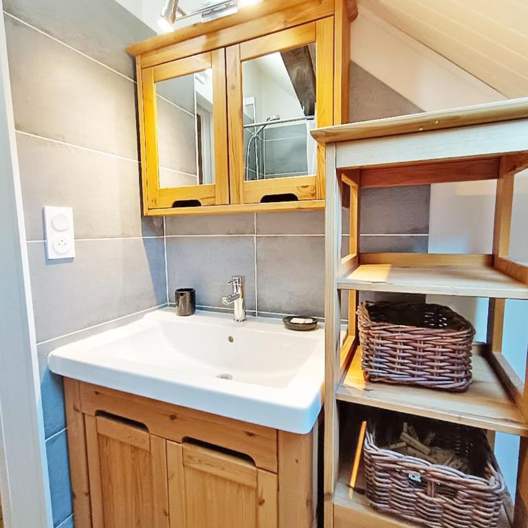 La Tanière, T2 duplex, centre Luchon, 4 personnes, wifi, 3ème étage - One-Bedroom Apartment - 11