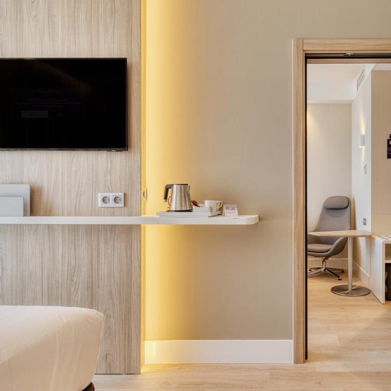 Holiday Inn Express - Madrid - Airport by IHG - Standard Queen Room - Free Breakfast - 22