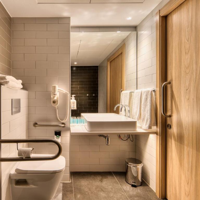 Holiday Inn Express - Madrid - Airport by IHG - Standard Queen Room - Accessible with Free Breakfast - 14