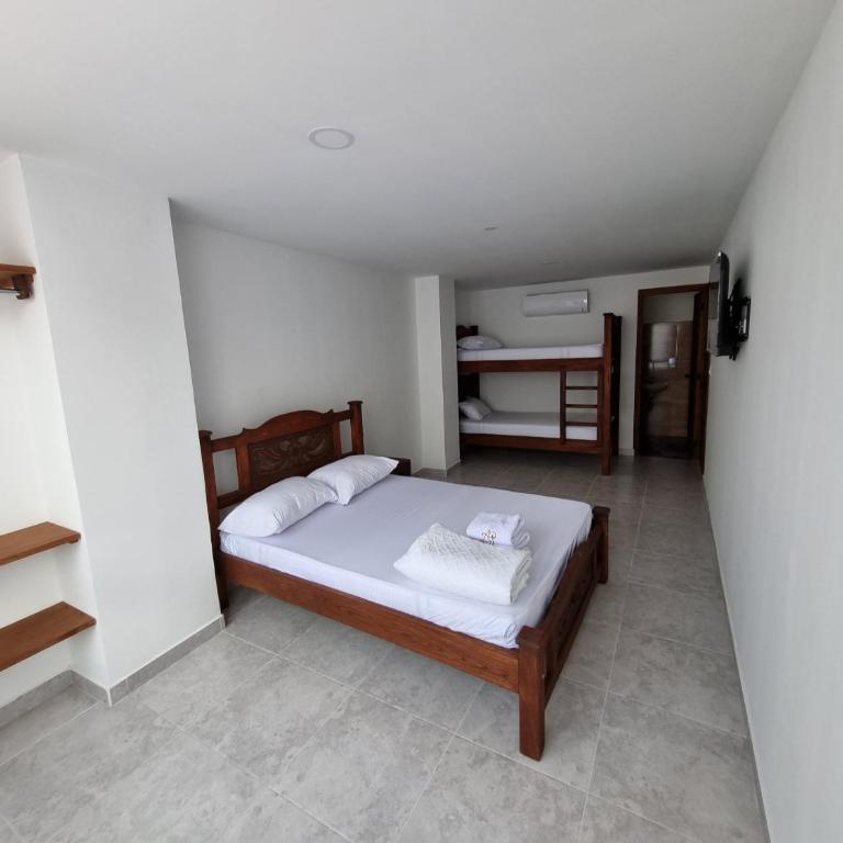 Hotel Antonella Plaza - Habitación Cuádruple Clásica - 1