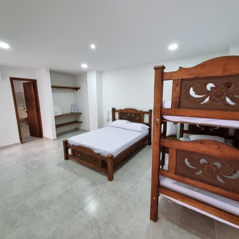 Hotel Antonella Plaza - Habitación Cuádruple Clásica - 2