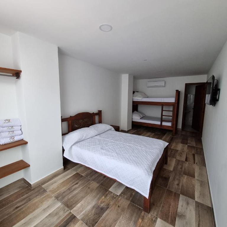 Hotel Antonella Plaza - Habitación Cuádruple Clásica - 3