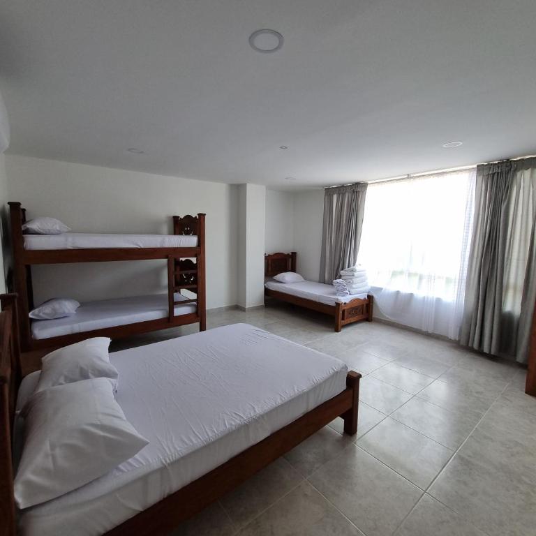 Hotel Antonella Plaza - Habitación Familiar - 4