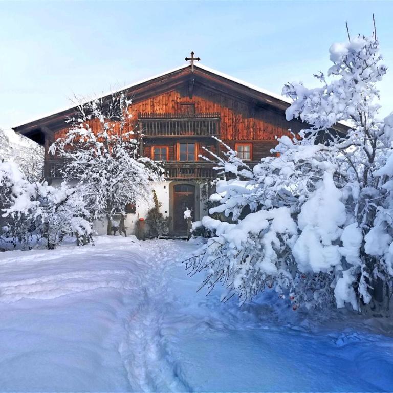Chalet in Saalfelden near Ski Slopes - Ferienhaus mit 3 Schlafzimmern - 1