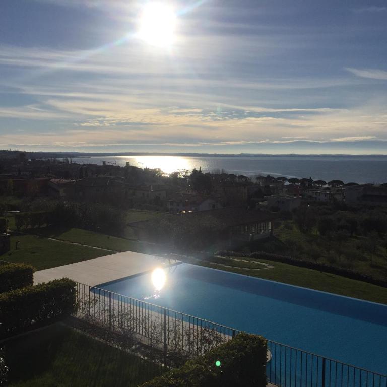 Ausblick Lazise Gardasee - Ferienhaus mit Seeblick, Infinity Pool, Garten und Garage - Casa con 2 Camere da Letto - 16
