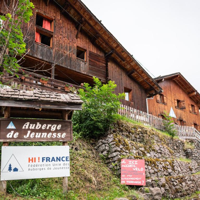 Auberge de Jeunesse HI La Clusaz - Chambre Lits Jumeaux avec Douche - 1