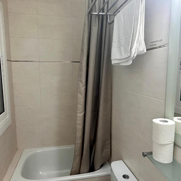 Can Setmanes by CozyCatalonia - Hostal Central Blanes - Habitación Triple Superior - 2