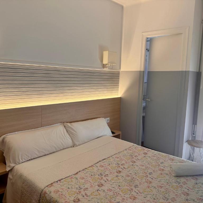 Can Setmanes by CozyCatalonia - Hostal Central Blanes - Habitación Doble Deluxe con balcón - 2