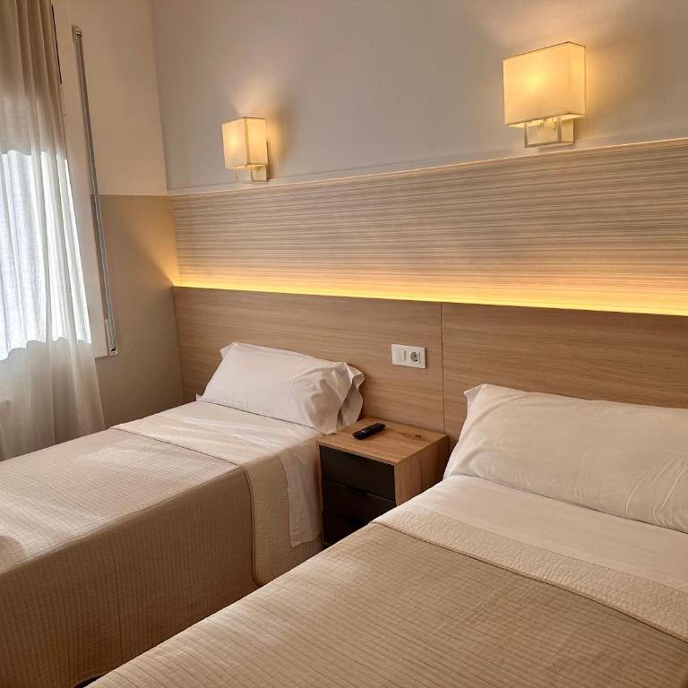 Can Setmanes by CozyCatalonia - Hostal Central Blanes - Habitación Doble Superior - 2 camas - 2