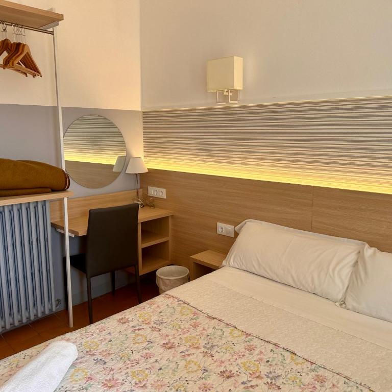 Can Setmanes by CozyCatalonia - Hostal Central Blanes - Habitación Doble Deluxe con balcón - 5