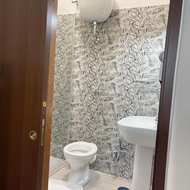 House Caracciolo by Loveinthetravel - Quadruple Room with Private Bathroom - 6