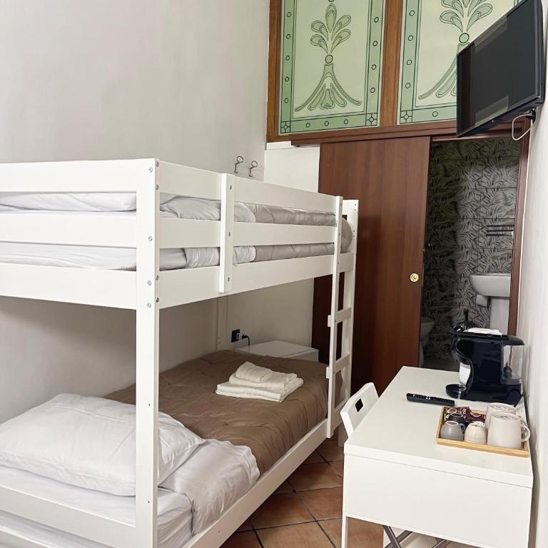 House Caracciolo by Loveinthetravel - Quadruple Room with Private Bathroom - 5