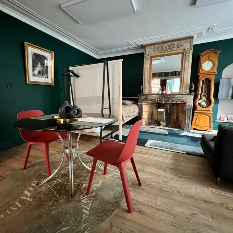 Maison 1747 - Gîtes de Standing en Vieille-ville avec Cour - Apartment - 9