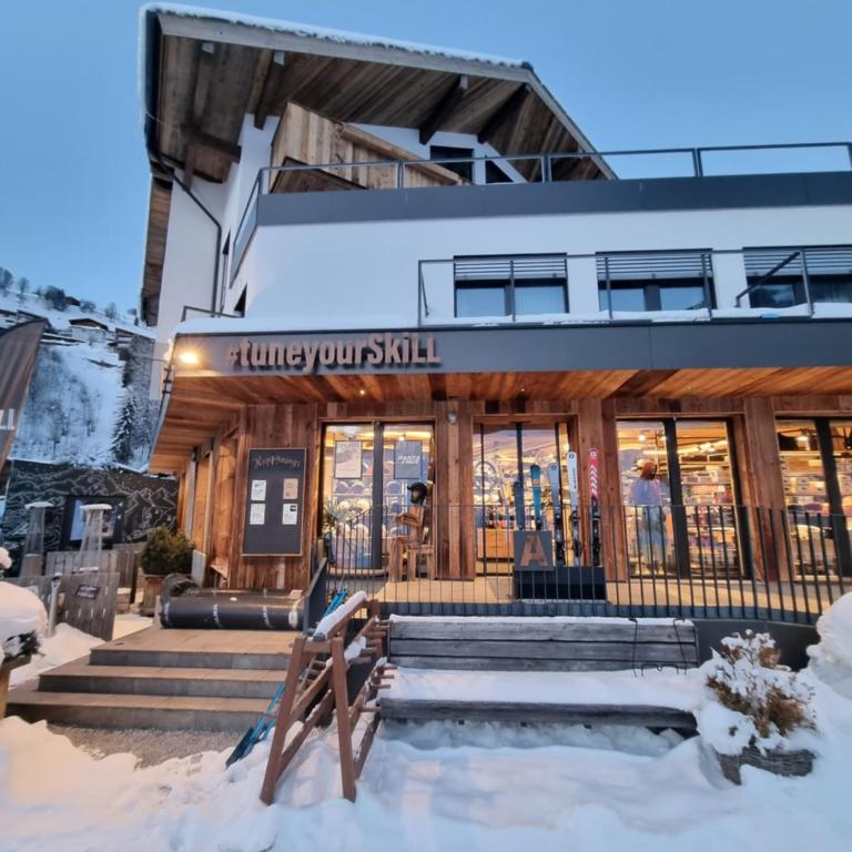 SKILL Mountain Lodge - Ski und Bike Hostel im Sommer mit JOKER CARD - Doppelzimmer mit eigenem Bad - 4
