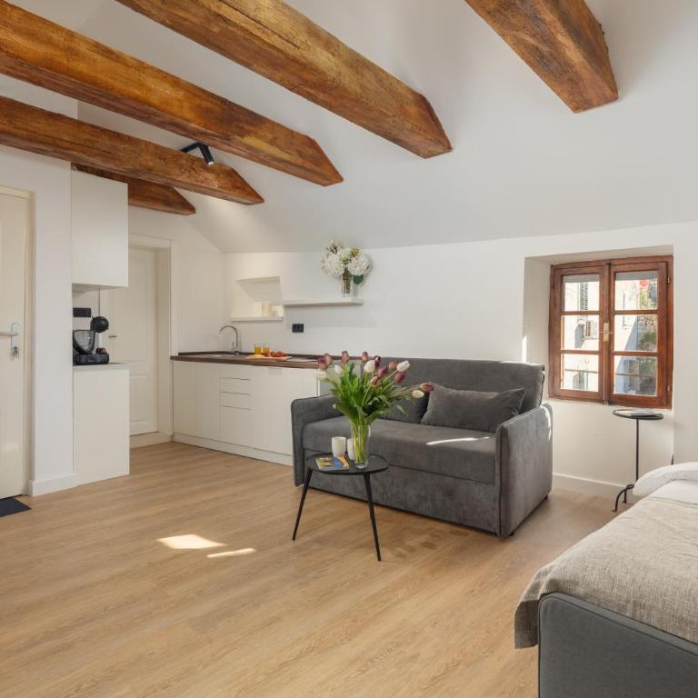 Old Town South Gate Apartment - One-Bedroom Apartment - 2