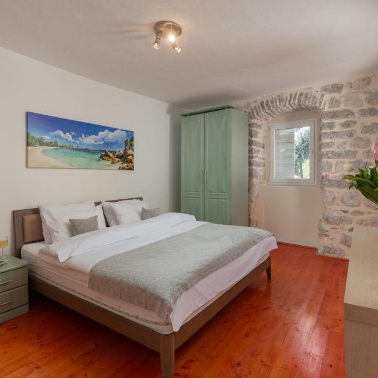 M&M Bay Haven - Three-Bedroom Apartment - 12