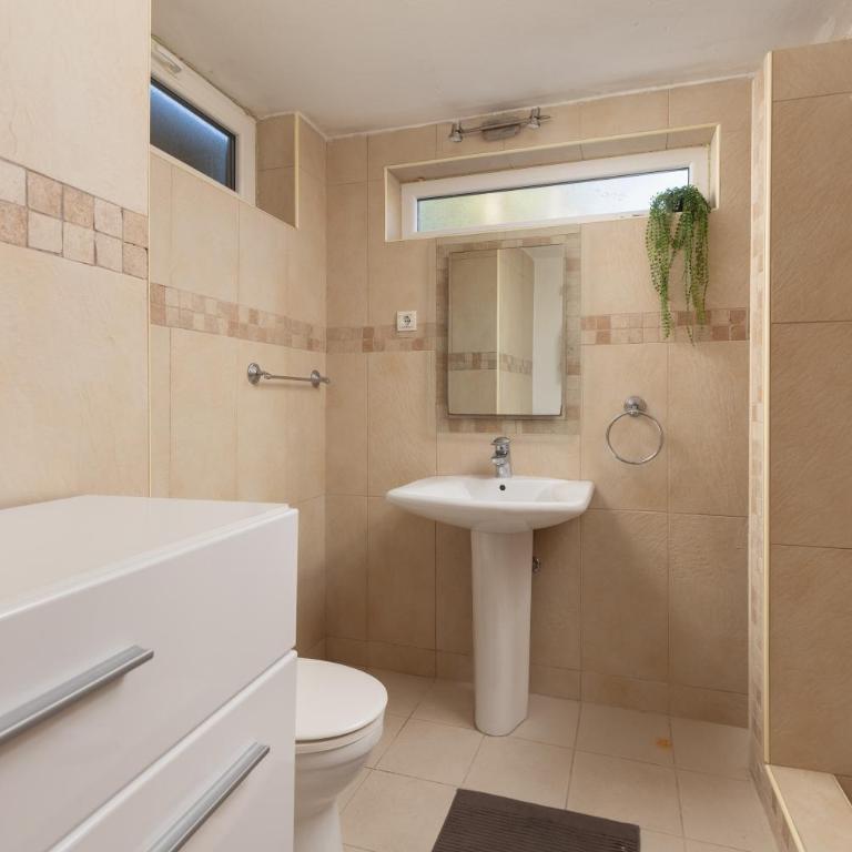 M&M Bay Haven - Three-Bedroom Apartment - 14