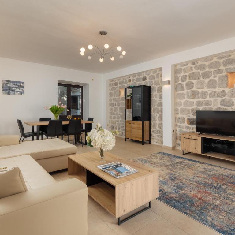 M&M Bay Haven - Three-Bedroom Apartment - 5