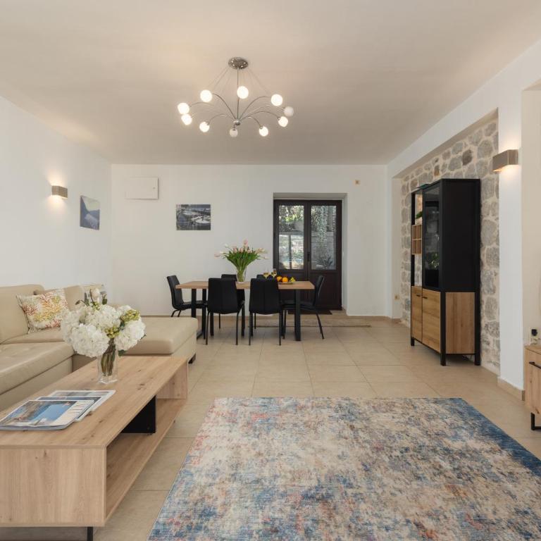 M&M Bay Haven - Three-Bedroom Apartment - 4