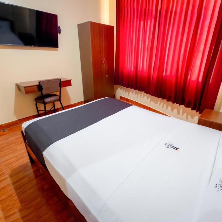 Hotel Italia II - Superior Queen Room - 10