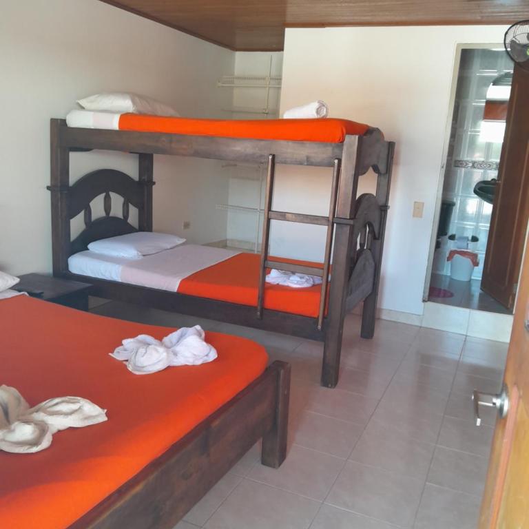 Hotel Caribe La Vega - Habitación Cuádruple Estándar - 1