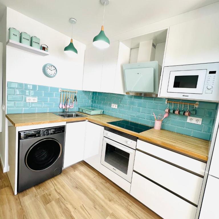 APARTAMENTO NUEVO CÉNTRICO en PRIMERA Línea de playa con vistas al Mar, Piscina, aire acondicionado y wifi - Apartamento de 2 dormitorios - 5
