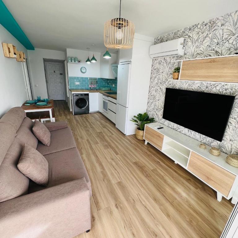 APARTAMENTO NUEVO CÉNTRICO en PRIMERA Línea de playa con vistas al Mar, Piscina, aire acondicionado y wifi - Apartamento de 2 dormitorios - 6
