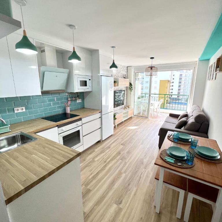 APARTAMENTO NUEVO CÉNTRICO en PRIMERA Línea de playa con vistas al Mar, Piscina, aire acondicionado y wifi - Apartamento de 2 dormitorios - 4