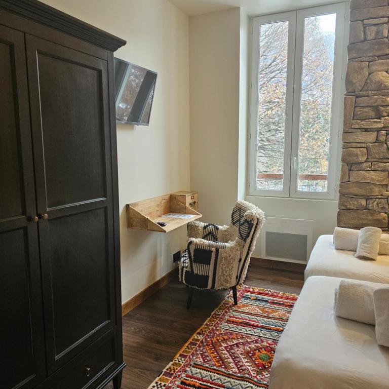 La Petite Auberge - Chambre Double Supérieure avec Toilettes et Salle de Bains Privatives - 4
