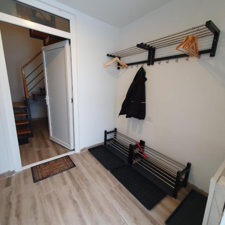 Mladenović Kuća - Four-Bedroom Vacation Home - 11
