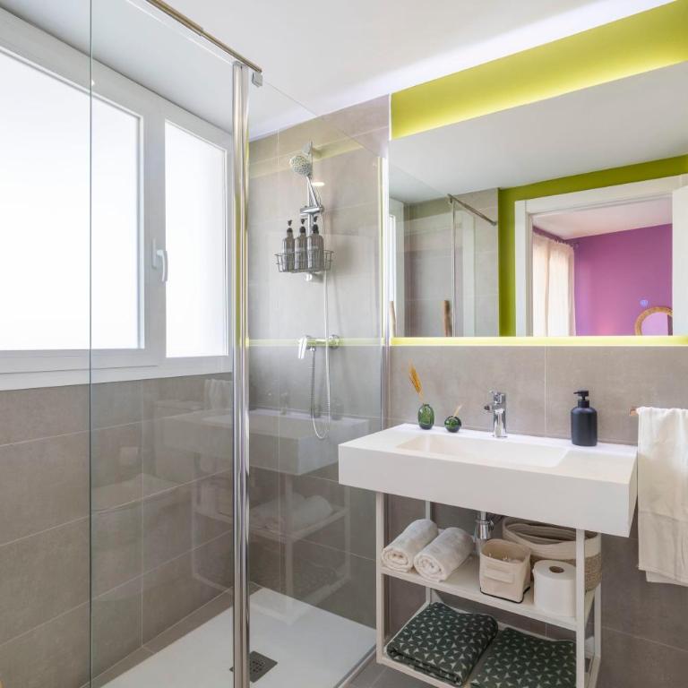 Gran Canet 2BR! Walk to Beach, Stunning Sea Views - Apartamento - 25
