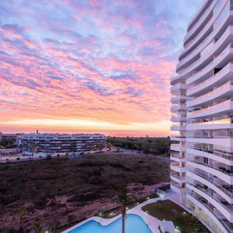 Gran Canet 2BR! Walk to Beach, Stunning Sea Views - Apartamento - 52