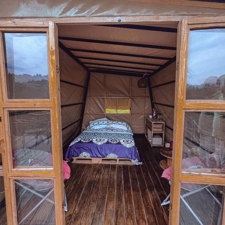 La Alborada Glamping - Habitación con cama grande y balcón - 4