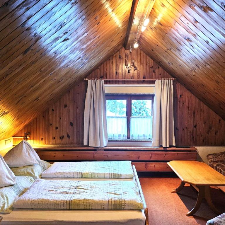 Gasthof-Pension Alt Kirchheim - Vierbettzimmer mit Dusche - 2