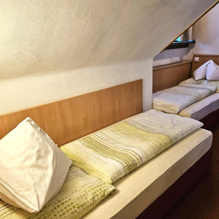 Gasthof-Pension Alt Kirchheim - Vierbettzimmer mit Dusche - 5