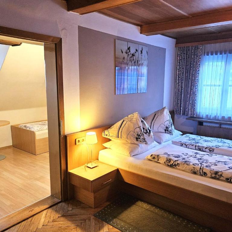 Gasthof-Pension Alt Kirchheim - Vierbettzimmer mit Dusche - 6