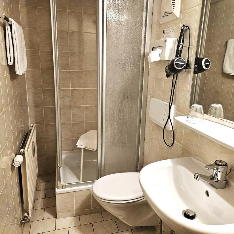 Gasthof-Pension Alt Kirchheim - Vierbettzimmer mit Dusche - 8